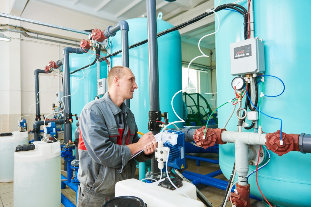 Man operating a sidestream filtration system